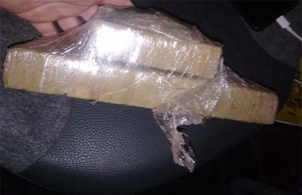 PM de Rin�polis apreende cerca de 1 quilo de maconha em carro com quatro pessoas