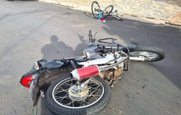 Coliso envolvendo moto e bicicleta fere duas pessoas em Tup