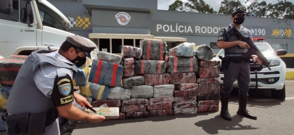 Fiscalizao encontra carga de maconha escondida entre gales de gua vazios em caminho na Rodovia Raposo Tavares