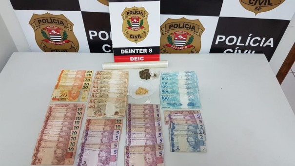 Pol�cia Civil prende rapaz em flagrante por tr�fico de drogas no Jardim Santa M�nica, em Presidente Prudente