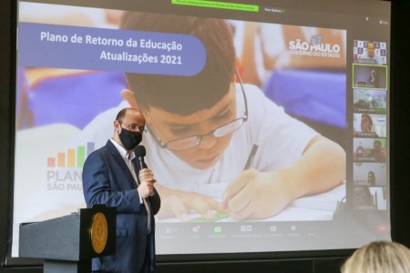 Governo de SP apresenta programa de volta às aulas na rede estadual a 645 prefeitos