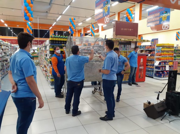 Supermercado Bandeiras realizou sorteio de pr�mios em comemora��o aos seus 20 anos
