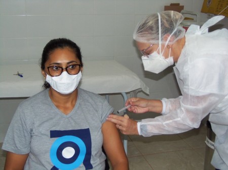 Agentes comunitárias começam a ser imunizadas contra a Covid-19 em Osvaldo Cruz 