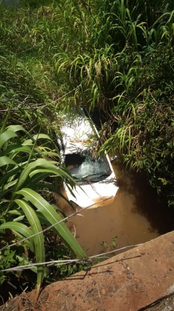 Veculo fica parcialmente submerso em acidente na vicinal de Salmouro