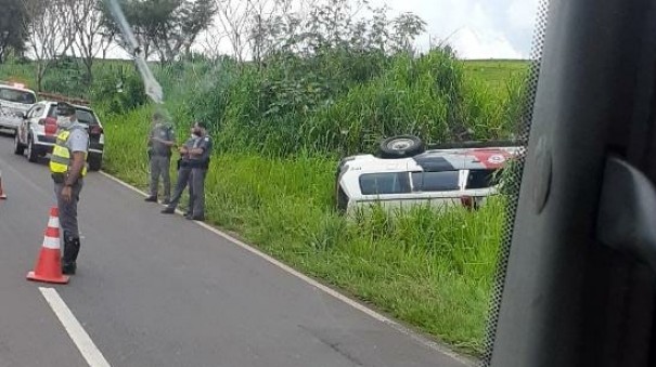 Viatura da PM capota na SP-294, trecho entre Fl�rida e Pacaembu