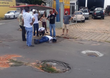 Buraco no asfalto provoca acidente com motociclista na Vila Formosa, em Presidente Prudente