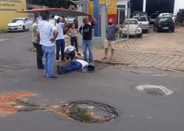 Buraco no asfalto provoca acidente com motociclista na Vila Formosa, em Presidente Prudente