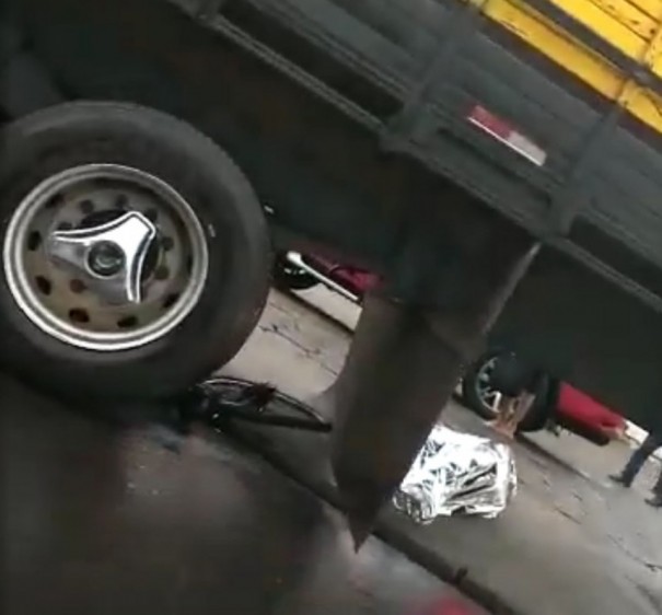 Adolescente morre v�tima de acidente entre bicicleta e caminh�o, na Avenida Ana Jacinta, em Presidente Prudente