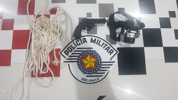 Pai e filho v�o parar na delegacia ap�s amarrarem e agredirem adolescente a pauladas em Teodoro Sampaio