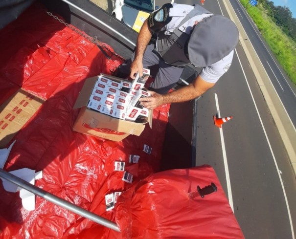 Fiscaliza��o na Rodovia Assis Chateaubriand apreende carga de cigarros contrabandeados do Paraguai