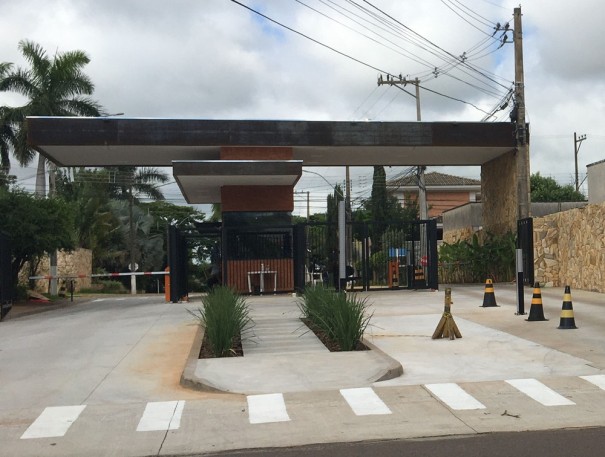 Ladr�es invadem condom�nio de luxo, rendem morador e roubam joias e R$ 10,3 mil em dinheiro em Presidente Prudente