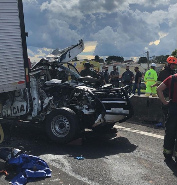 Acidente com viatura deixa policiais presos nas ferragens na Rodovia Rachid Rayes