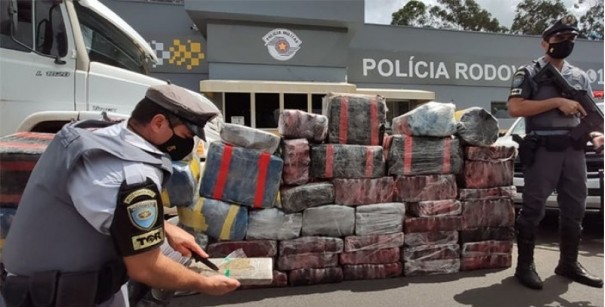 Pol�cia Rodovi�ria de Prudente prende 4 pessoas e apreende mais de 1.031kg de maconha