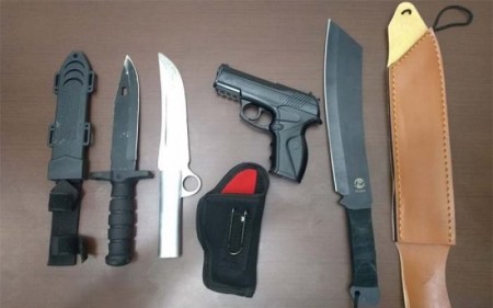 PM de Tupã apreende simulacro de arma de fogo, facas e facão com homem de 39 anos