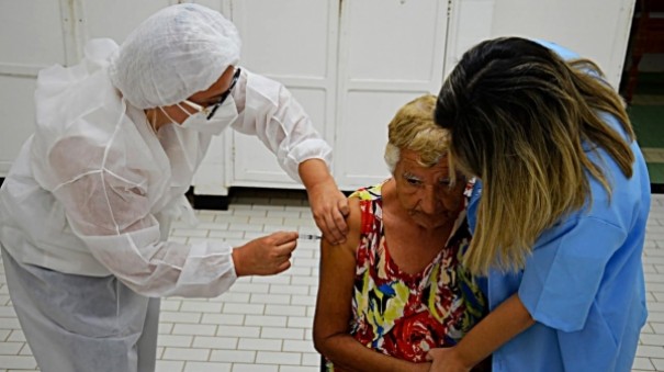 Funcionrios e pacientes do PAI Nosso Lar recebem vacinao contra Covid-19