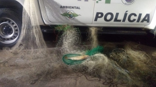 Pol�cia Ambiental autua tr�s homens em R$ 2,1 mil por pescar na piracema em Adamantina