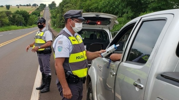 Idoso de 64 anos � preso por embriaguez ao volante, na SP-294