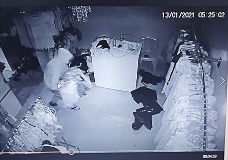 Após crime em loja de roupas, suspeito é localizado pela PM com camiseta furtada e acaba detido