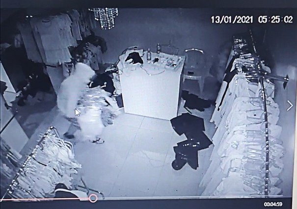 Ap�s crime em loja de roupas, suspeito � localizado pela PM com camiseta furtada e acaba detido