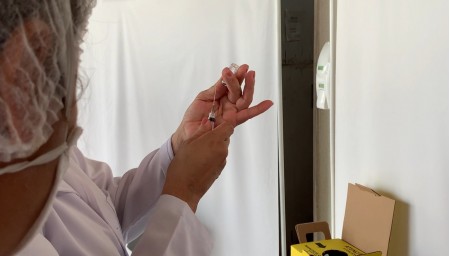 Profissionais que atuam na Rede Básica Saúde de OC devem receber doses da CoronaVac hoje