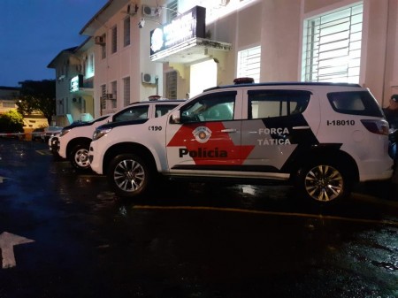 Ladrão faz menção de estar armado e rouba celular de homem em carro estacionado no Parque do Povo