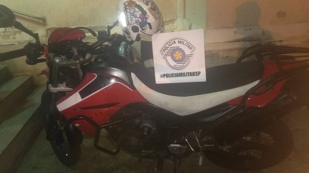 Com crack em motocicleta, casal de adolescente se esconde da PM em motel, mas acaba apreendido