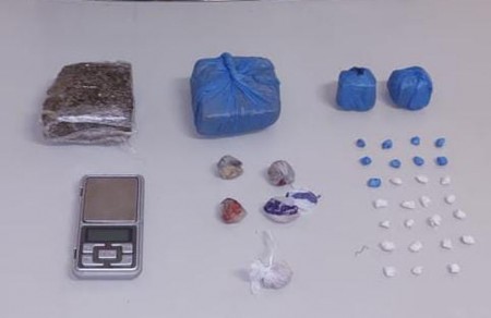 Com apoio do Canil, PM localiza porções de cocaína e maconha e um homem acaba preso por tráfico
