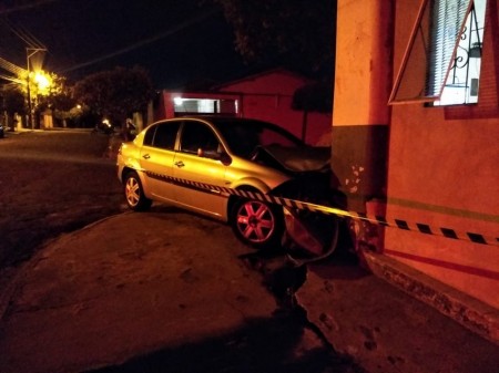 Após ameaçar e agredir esposa, homem tenta fugir da Polícia Militar, mas bate carro contra imóvel e acaba preso