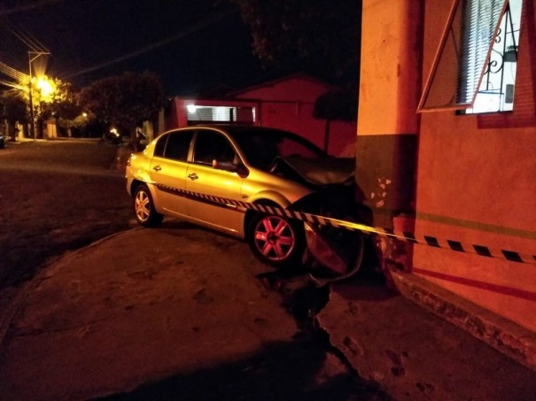 Ap�s amea�ar e agredir esposa, homem tenta fugir da Pol�cia Militar, mas bate carro contra im�vel e acaba preso