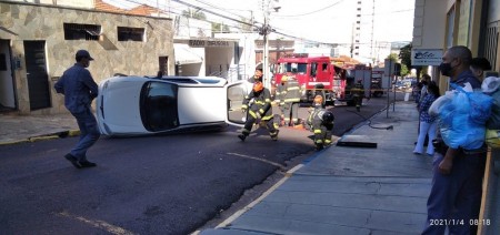 Idoso perde o controle da direção, bate em carro estacionado e tomba veículo na Rua Rui Barbosa em Presidente Prudente