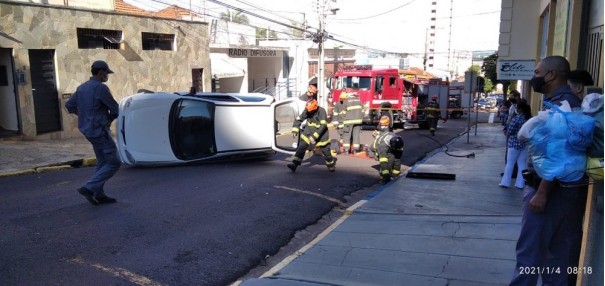 Idoso perde o controle da dire��o, bate em carro estacionado e tomba ve�culo na Rua Rui Barbosa em Presidente Prudente