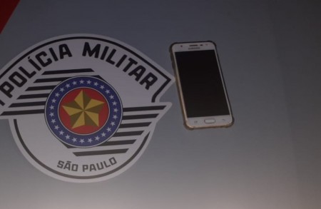 Fingindo ser policial, ladrão aborda vítima, faz menção de estar armado e rouba celular