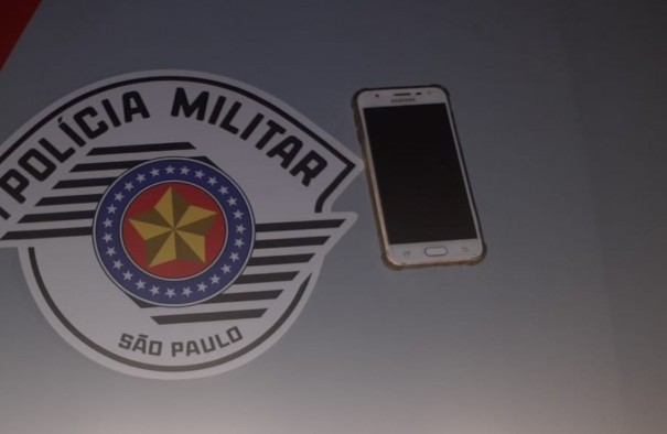 Fingindo ser policial, ladr�o aborda v�tima, faz men��o de estar armado e rouba celular