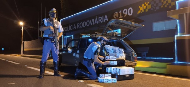 Fiscaliza��o policial na SP-270 apreende 2,5 mil ma�os de cigarros contrabandeados