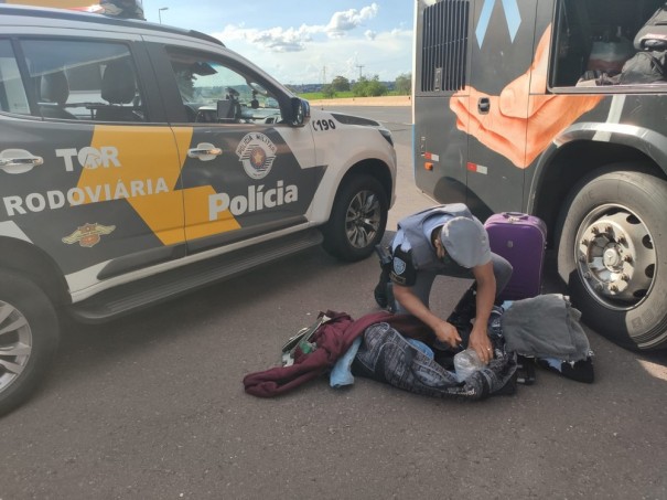 Fiscaliza��o policial na Rodovia Raposo Tavares apreende pacotes da droga skank