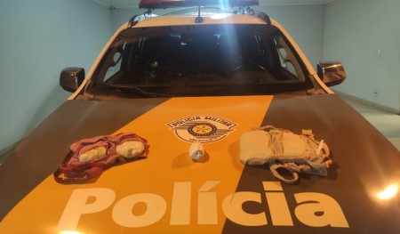 Mulher é flagrada pela polícia com cocaína junto ao corpo e acaba presa em flagrante