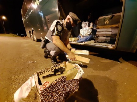 Revólver e quase 19 kg de maconha são apreendidos durante fiscalização da Polícia Rodoviária
