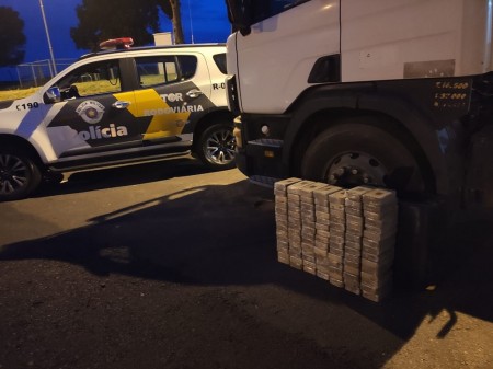 Polícia localiza 102 kg de pasta base de cocaína em cabine de caminhão e prende homem em flagrante