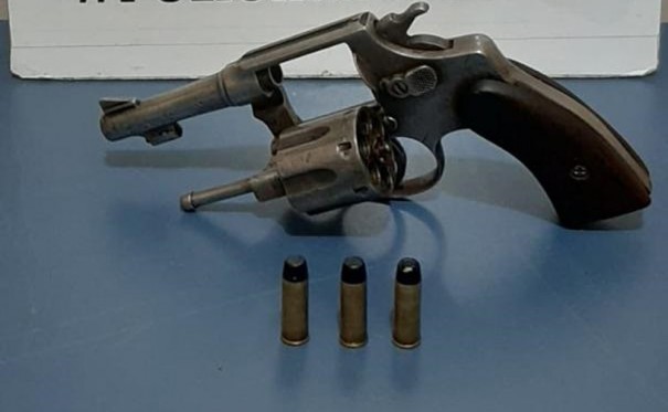 Homem � preso em flagrante por porte ilegal de arma em Martin�polis