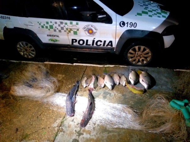 Pol�cia Militar Ambiental flagra pesca predat�ria no Rio Aguape� e apreende 25 quilos de peixes em Luc�lia