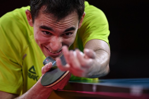 Hugo Calderano perde para Dimitrij Ovtcharov e est� eliminado no t�nis de mesa