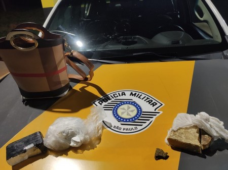Fiscalização encontra porções de cocaína, crack e maconha em bolsa e passageira de ônibus acaba presa em flagrante