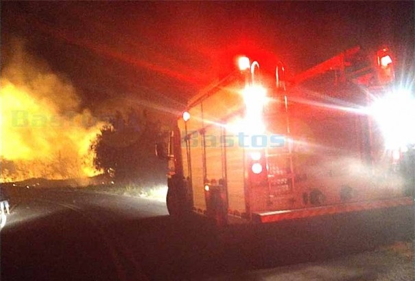 Ap�s acidente na vicinal IAC-040, carro pega fogo e chamas se alastram para mato