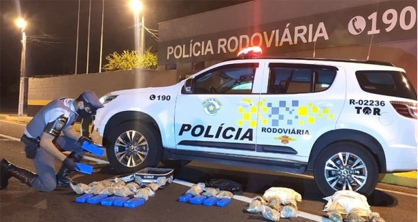 Jovens de 19 e 23 anos s�o presas com maconha em �nibus na SP-270
