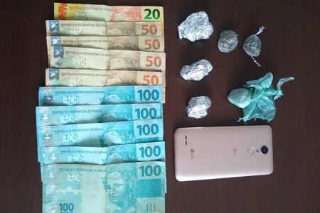 Força Tática da PM de Tupã prende indivíduo por tráfico e apreende maconha, crack e dinheiro