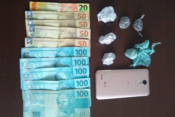 For�a T�tica da PM de Tup� prende indiv�duo por tr�fico e apreende maconha, crack e dinheiro