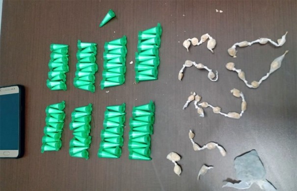 Passageira de Uber � presa com maconha, coca�na e crack pela PM de Queiroz