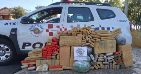 Polícia Militar apreende grande quantidade de droga e carro furtado, na SP-294 