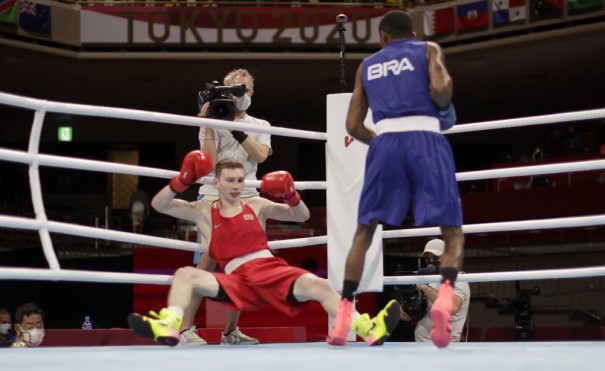 Wanderson de Oliveira vence bielorrusso e vai �s quartas no boxe