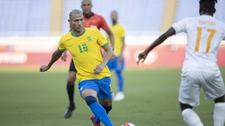Brasil sofre expulsão no início, mas controla jogo e empata sem gols com a Costa do Marfim